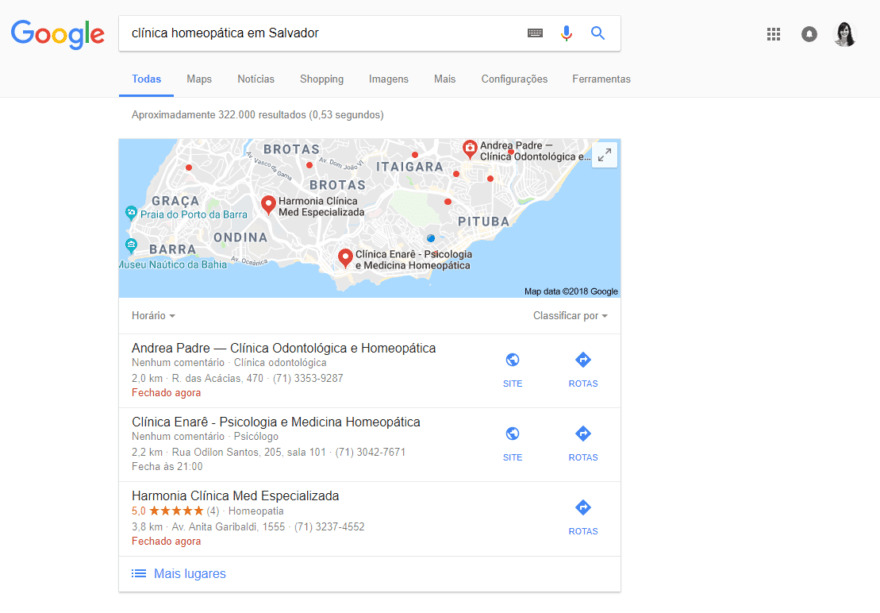 Pesquisando por "clínica homeopática em Salvador" no Google, ele oferece resultados já em um mapa.