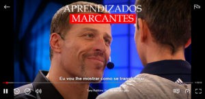 Aprendizados Marcantes com o Filme de Tony Robbins na Netflix. Tony diz: "Eu vou lhe mostrar como se transformar" à um participante do evento.